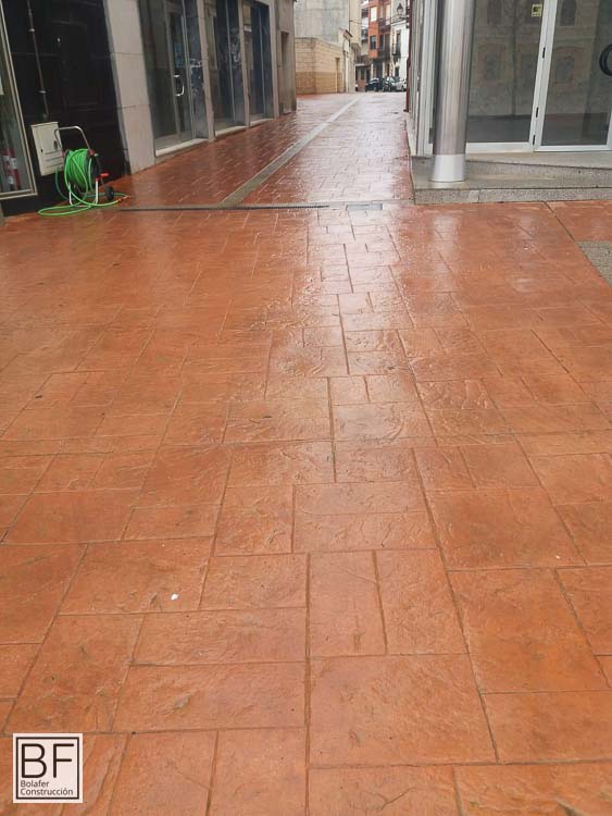 Soleras-hormigóm-impreso-efecto-piedra-color-marrón